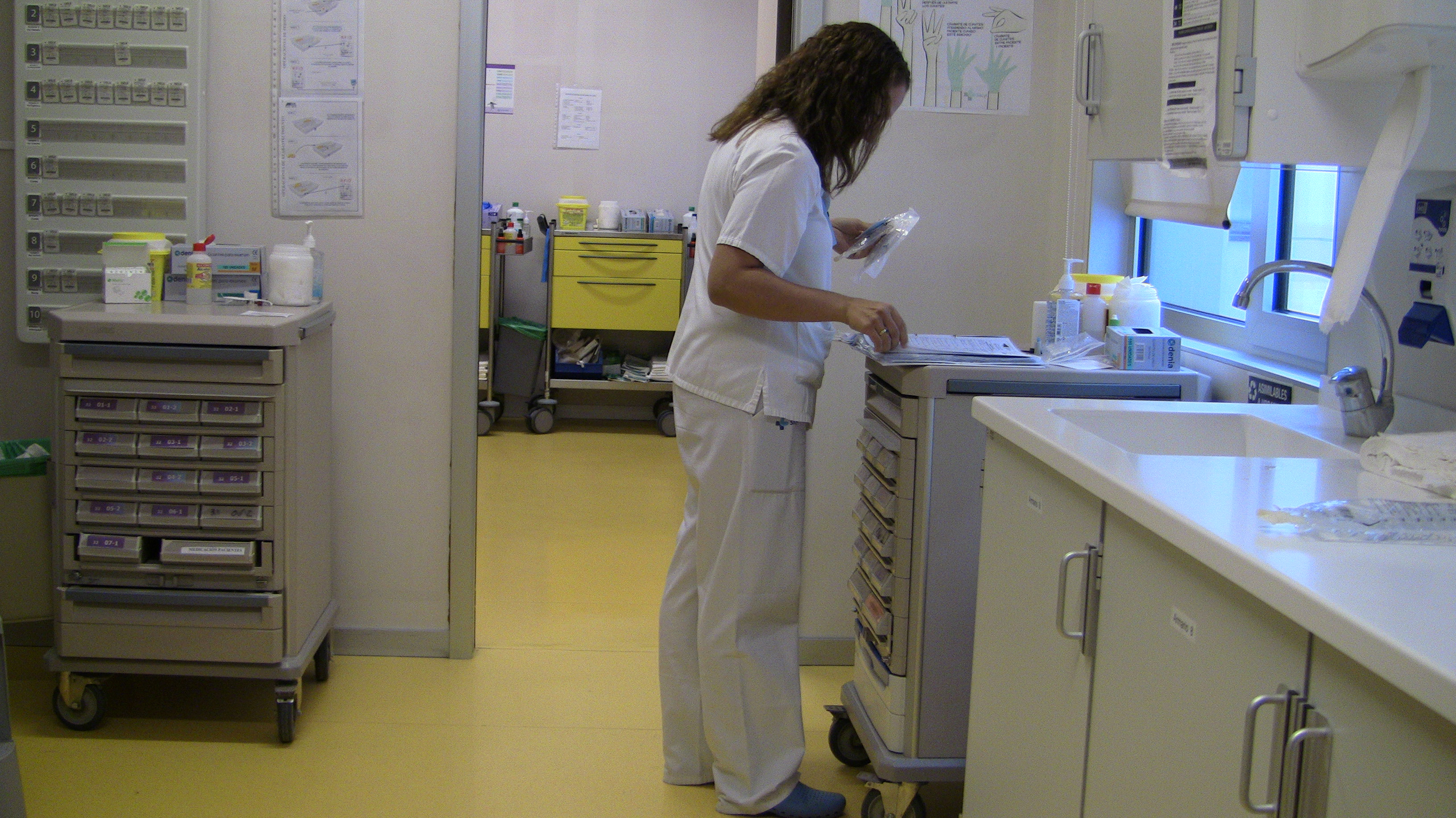 Una enfermera prepara material en un hospital